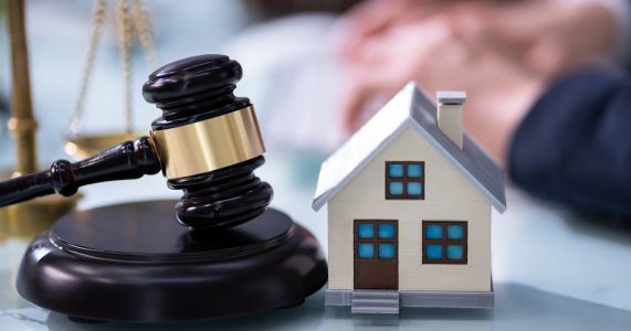 Why Is an Estate Administration Lawyer Crucial for a Smooth Probate Process
